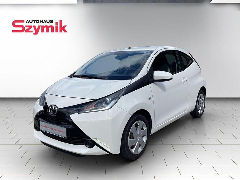 Schneeweiß Gebraucht 2016 Toyota Aygo X-play Kleinwagen | 7.430 € (Fairer Preis) - Bild 1/4