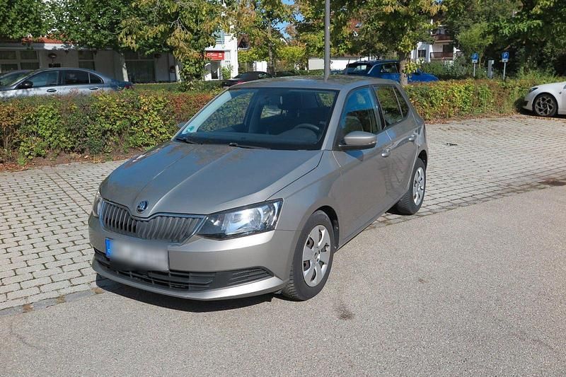 Grau Gebraucht 2015 Skoda Fabia Active Kleinwagen | 8.300 € (Guter Preis) - Bild 1/4