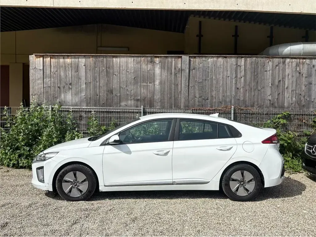 Gebraucht Hyundai Ioniq Trend 105 PS (77 kW) 2022 Weiß Kleinwagen