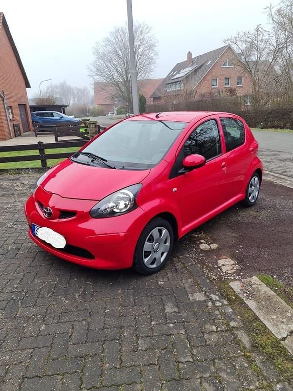 Rot Gebraucht 2008 Toyota Aygo Cool Kleinwagen | 3.600 € (Etwas zu teuer) - Bild 1/4