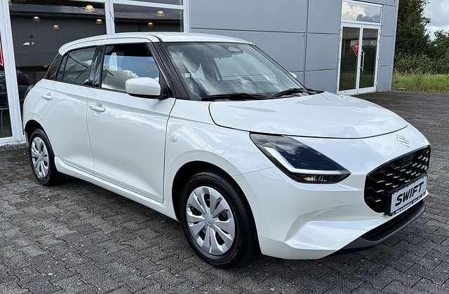 Neu Suzuki Swift Club 83 PS (61 kW) 2025 Pure white pearl metallic Kleinwagen