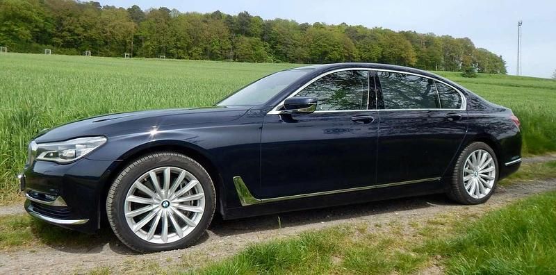 Blau Gebraucht 2015 BMW 750L Executive Limousine | 35.000 € (Etwas zu teuer) - Bild 1/4