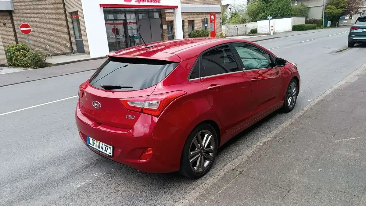 Gebraucht Hyundai i30 Trend 135 PS (99 kW) 2016 Rot Limousine