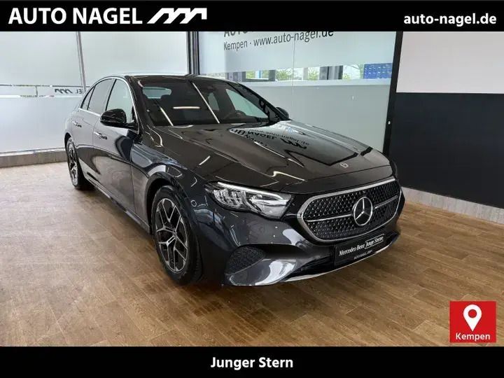 Graphitgrau Gebraucht 2023 Mercedes E220 Avantgarde Limousine | 52.489 € (Etwas zu teuer) - Bild 1/4