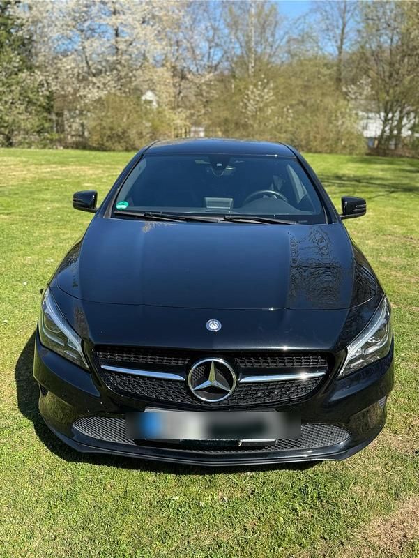 Schwarz Gebraucht 2016 Mercedes CLA180 Shooting Brake Urban Kombi | 15.999 € (Fairer Preis) - Bild 1/4