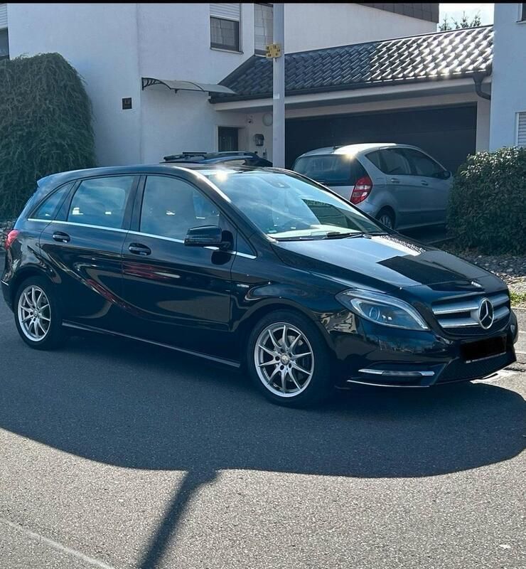 Schwarz Gebraucht 2012 Mercedes B180 Van / Kleinbus | 8.800 € (Fairer Preis) - Bild 1/4