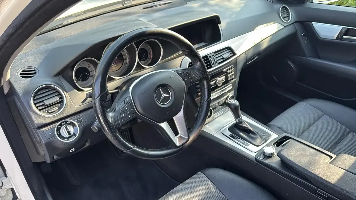 Gebraucht Mercedes C180 156 PS (114 kW) 2013 Weiß Kombi