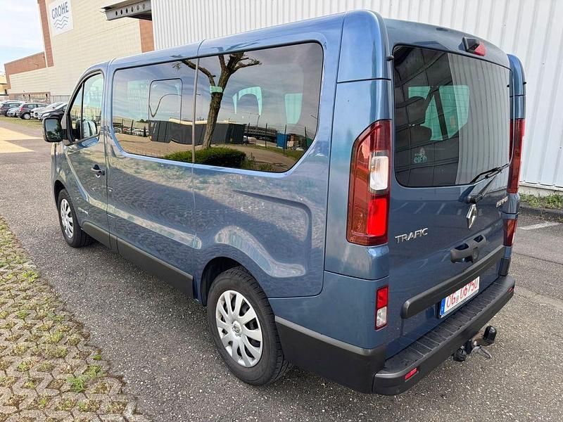 Second-hand Renault Trafic 145 CP (106 kW) 2017 Albastru Monovolum