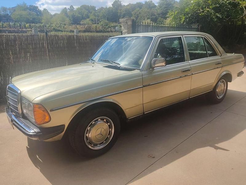 Gebraucht Mercedes 300 88 PS (64 kW) 1981 Grün Limousine