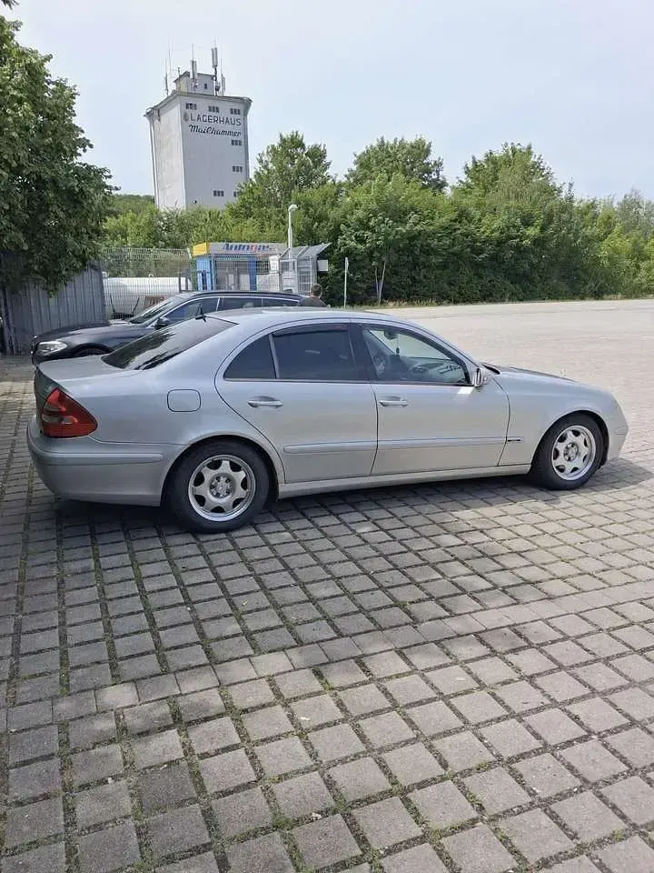 Gebraucht Mercedes E220 Classic 150 PS (110 kW) 2002 Limousine
