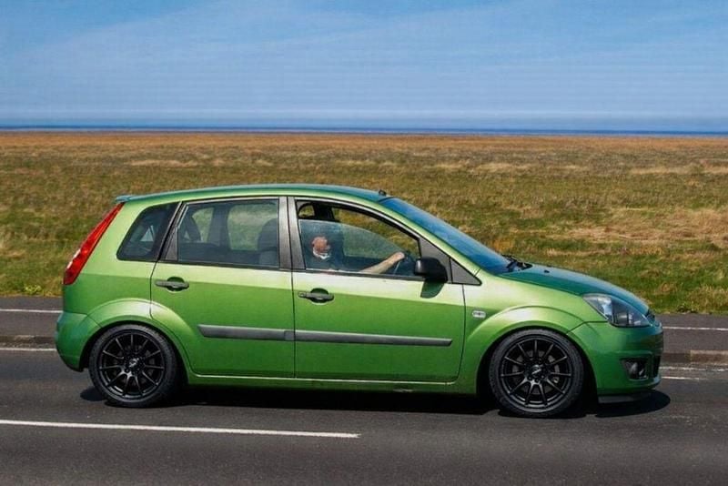 Gebraucht Ford Fiesta Ambiente 80 PS (58 kW) 2007 Grün Kleinwagen