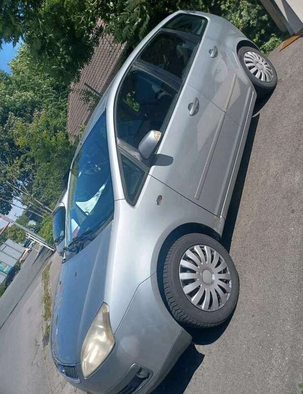 Grau Gebraucht 2005 Ford C-MAX Van / Kleinbus | 900 € - Bild 1/4