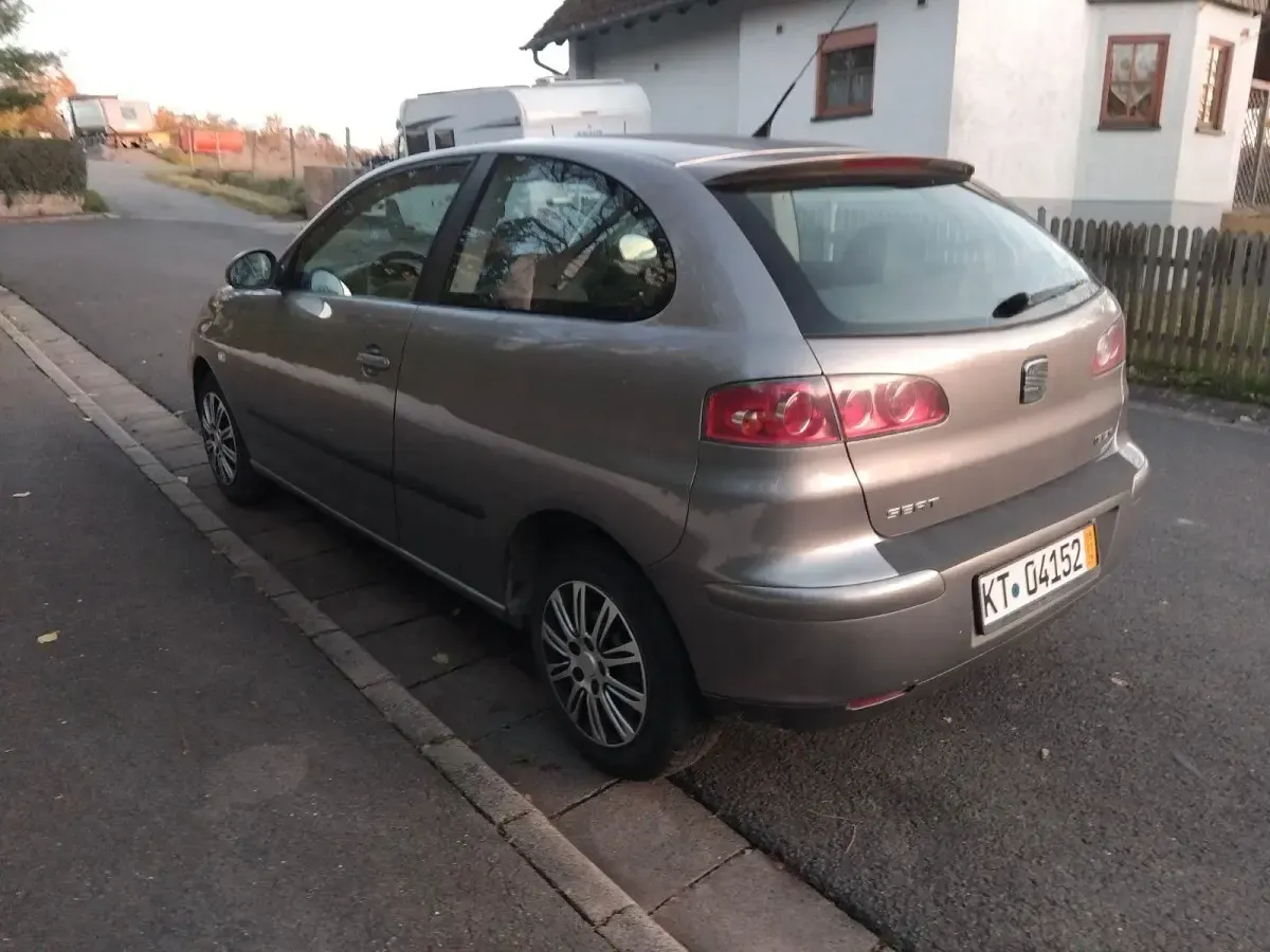 Brugt Seat Ibiza 50 HK (36 kW) 2002 Guld Hatchback