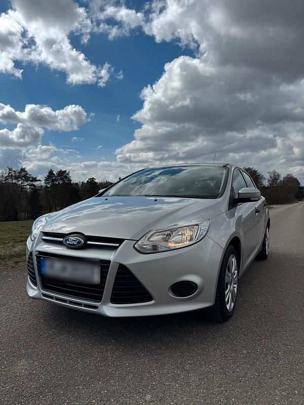 Gebraucht Ford Focus 95 PS (69 kW) 2014 Grau Kombi