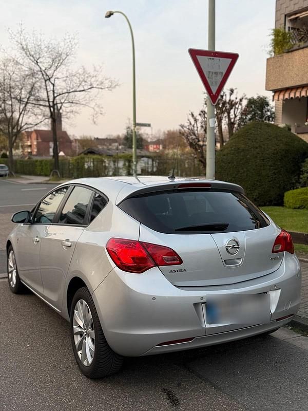 Gebraucht Opel Astra 140 PS (102 kW) 2012 Silber Limousine