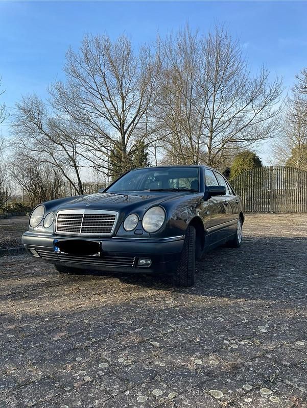 Schwarz Gebraucht 1999 Mercedes E280 Elegance Limousine | 4.580 € (Etwas zu teuer) - Bild 1/4