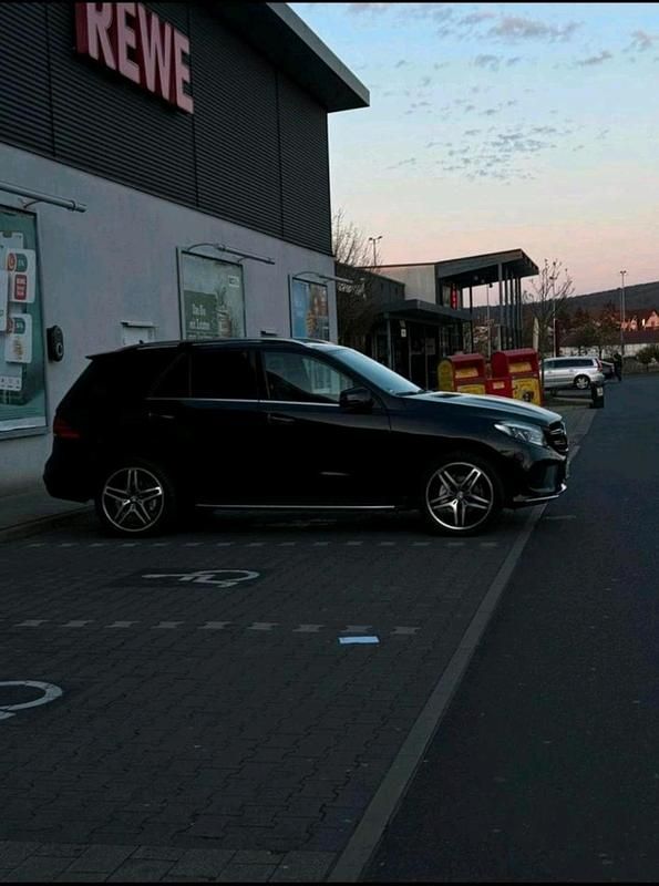 Schwarz Gebraucht 2017 Mercedes GLE350 AMG SUV | 22.500 € - Bild 1/4