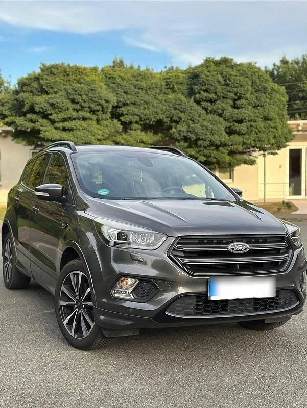 Grau Gebraucht 2018 Ford Kuga ST-Line SUV | 13.400 € (Fairer Preis) - Bild 1/4