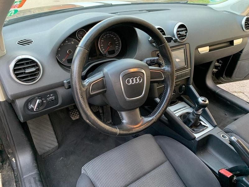 Schwarz Gebraucht 2010 Audi A3 Sportback Ambition Kleinwagen | 3.200 € (Superpreis) - Bild 1/4