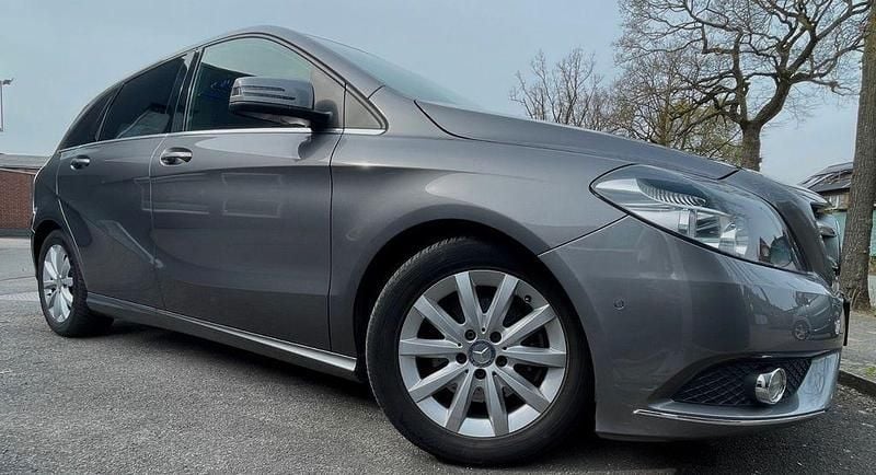 Gebraucht Mercedes B180 122 PS (89 kW) 2014 Grau Van / Kleinbus