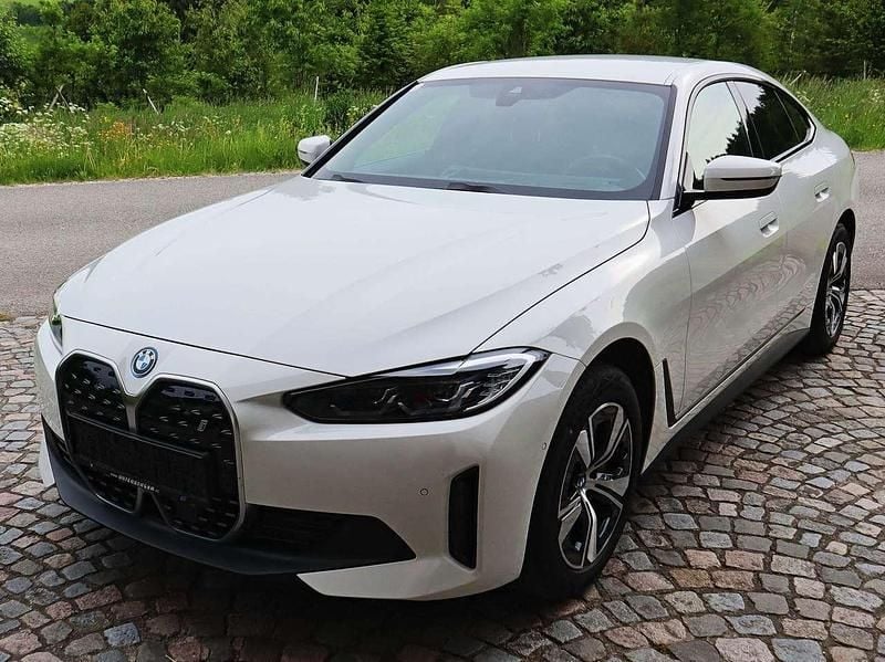 Weiß Gebraucht 2023 BMW i4 Limousine | 39.900 € (Guter Preis) - Bild 1/4