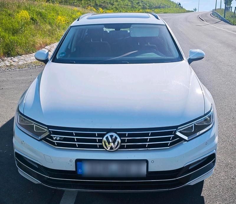 Weiß Gebraucht 2016 VW Passat R-line Kombi | 13.499 € (Fairer Preis) - Bild 1/4