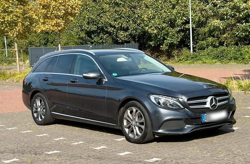 Grau Gebraucht 2015 Mercedes C220 Limousine | 11.800 € (Fairer Preis) - Bild 1/4