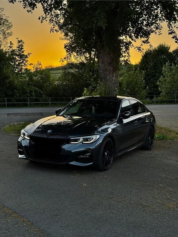 Grau Gebraucht 2020 BMW 320 M Sport Limousine | 29.999 € (Superpreis) - Bild 1/4