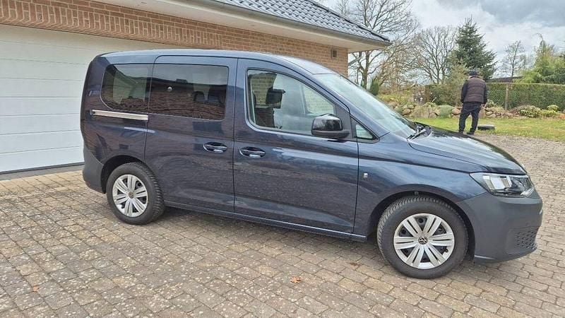 Second-hand VW Caddy 114 CP (83 kW) 2023 Albastru Monovolum