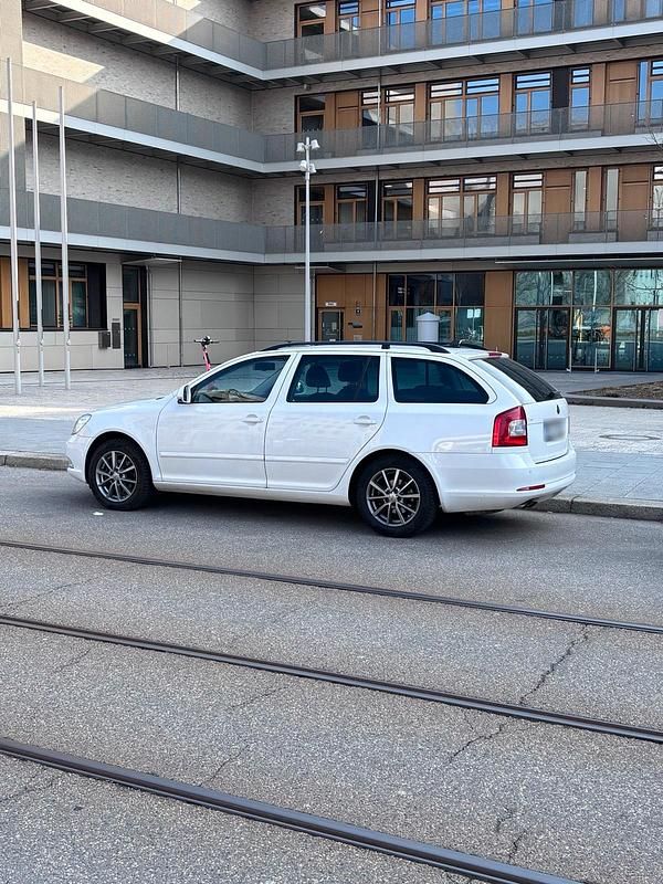 Gebraucht Skoda Octavia 150 PS (110 kW) 2012 Weiß Kombi