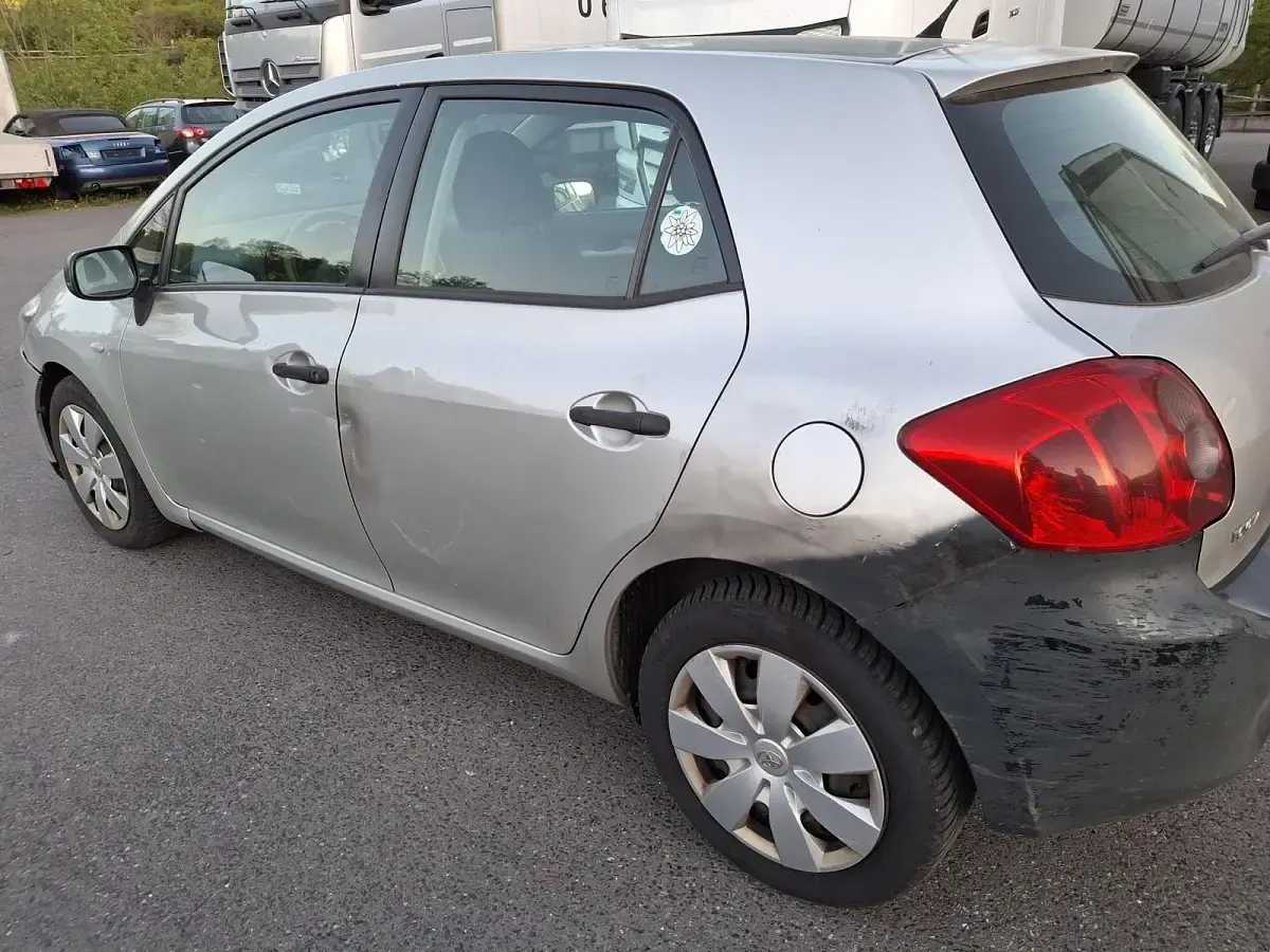 Gebraucht Toyota Auris 100 PS (73 kW) 2009 Silber Kleinwagen