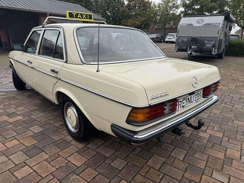 Gebraucht Mercedes 200 60 PS (44 kW) 1982 623 hellelfenbein Limousine