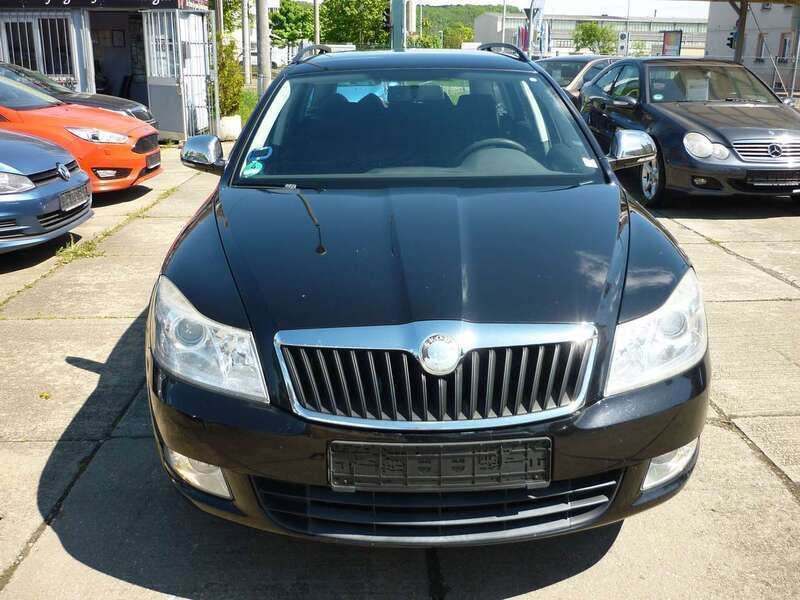 Gebraucht Skoda Octavia Ambiente 122 PS (89 kW) 2010 Schwarzmagic perleffekt Kombi