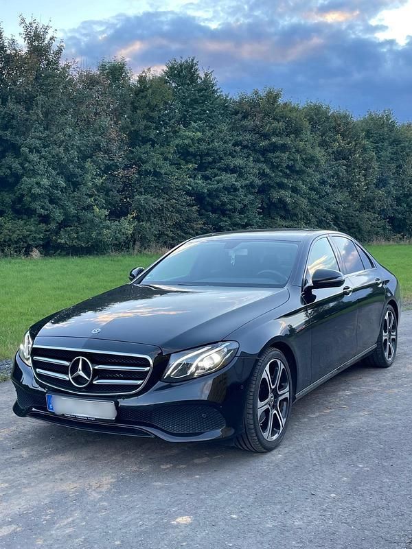 Gebraucht Mercedes E220 194 PS (142 kW) 2019 Schwarz Limousine