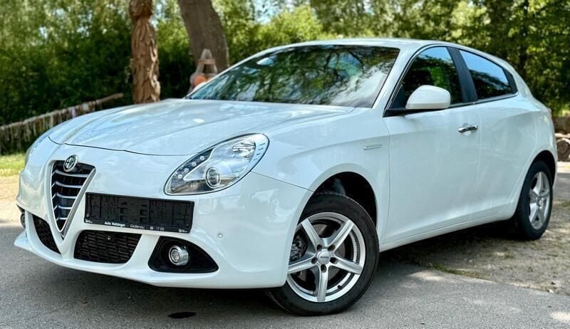 Weiß Gebraucht 2015 Alfa Romeo Giulietta Turismo Kleinwagen | 6.800 € (Guter Preis) - Bild 1/4