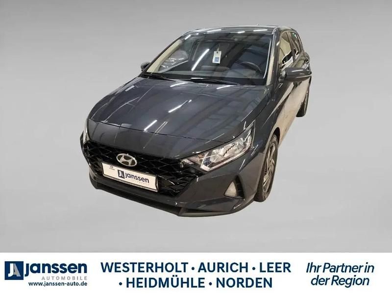 Grau Gebraucht 2022 Hyundai i20 Edition 30 Limousine | 15.990 € (Etwas zu teuer) - Bild 1/1
