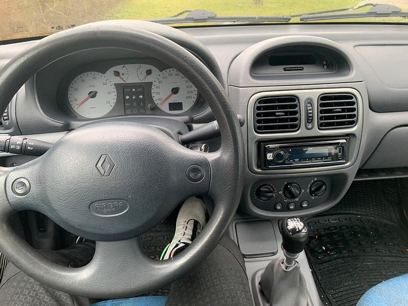Gebraucht Renault Clio II 90 PS (66 kW) 2000 Blau Kleinwagen