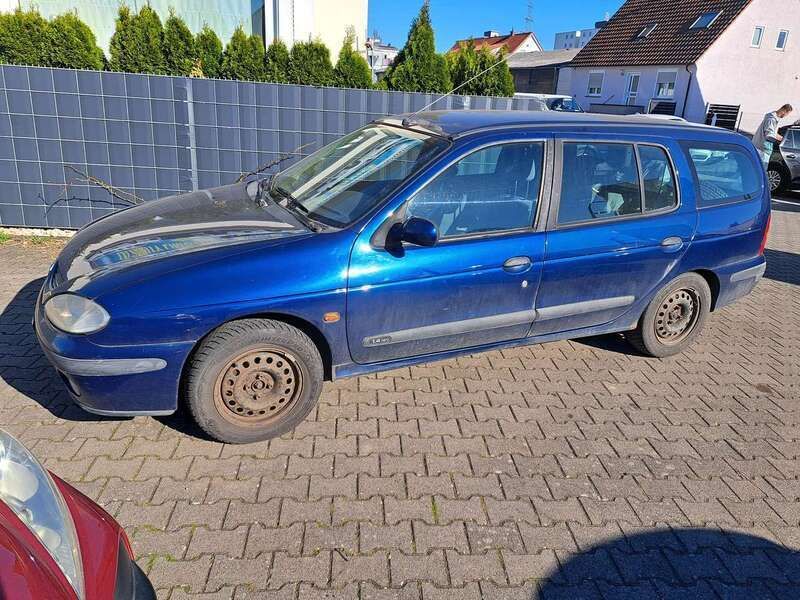 Blau Gebraucht 2001 Renault Mégane GrandTour Kombi | 350 € - Bild 1/4
