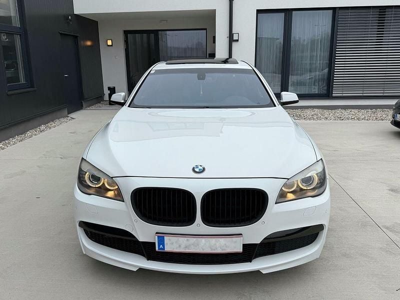 Second-hand BMW 740 Shadowline 306 CP (225 kW) 2011 Alb Berlinǎ