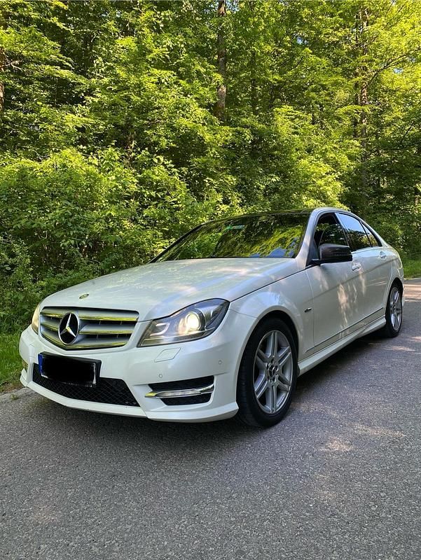 Weiß Gebraucht 2011 Mercedes C200 AMG Limousine | 9.500 € - Bild 1/4