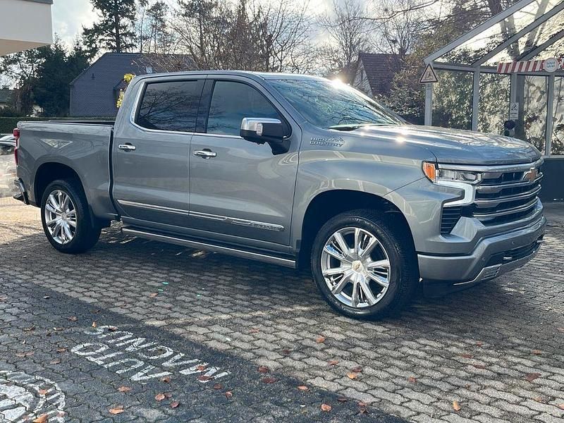 Neu Chevrolet Silverado 426 PS (313 kW) 2025 Grau SUV