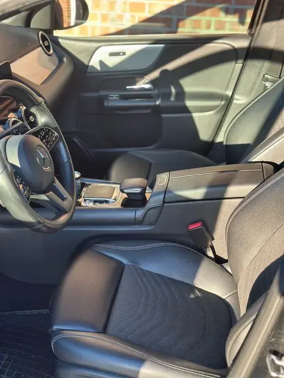 Gebraucht Mercedes B180 116 PS (85 kW) 2019 Schwarz Kleinwagen