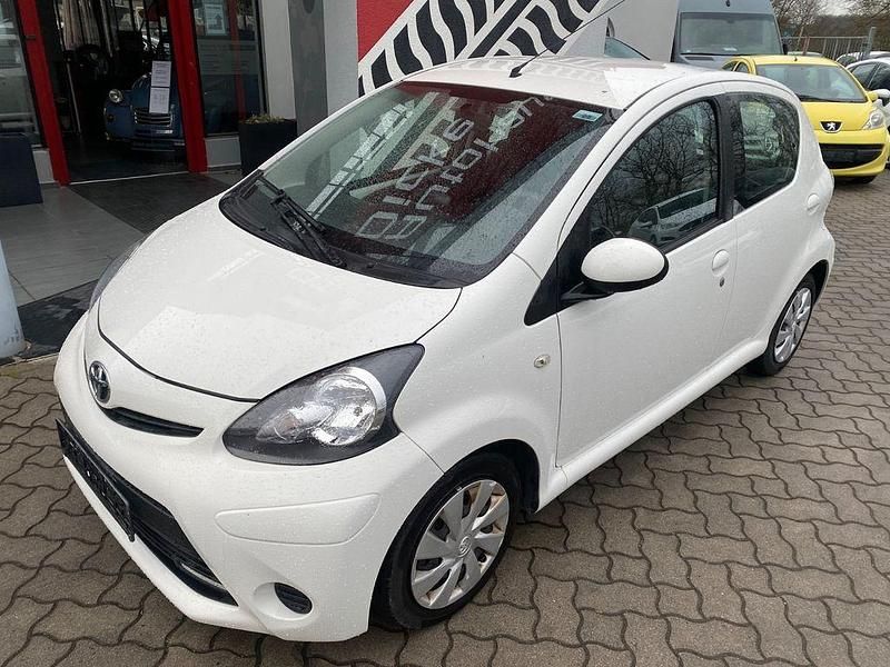 Gebraucht Toyota Aygo Cool 68 PS (50 kW) 2014 Weiß Kleinwagen