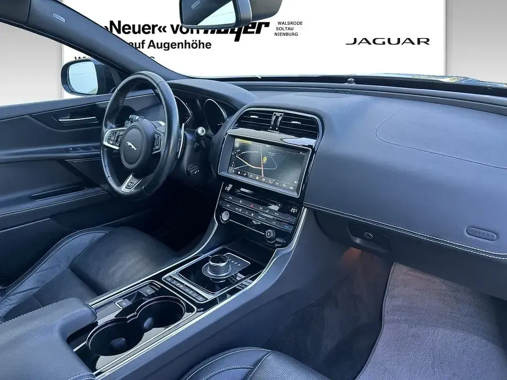 Gebraucht Jaguar XE Pure 179 PS (131 kW) 2017 Santorini black (metallic) Limousine