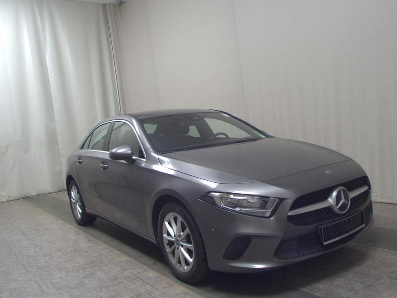 Gebraucht Mercedes A200 Progressive 163 PS (119 kW) 2020 Mountaingrau metallic Limousine
