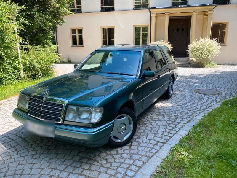 Grün Gebraucht 1989 Mercedes E230 Kombi | 6.990 € - Bild 1/4
