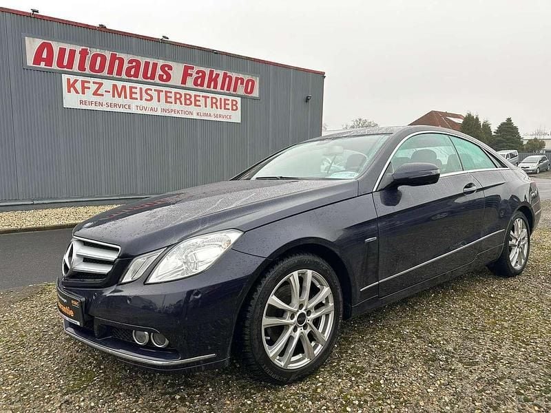 Tansanitblau metalliclack Gebraucht 2009 Mercedes E250 Elegance Coupé | 10.200 € (Guter Preis) - Bild 1/3