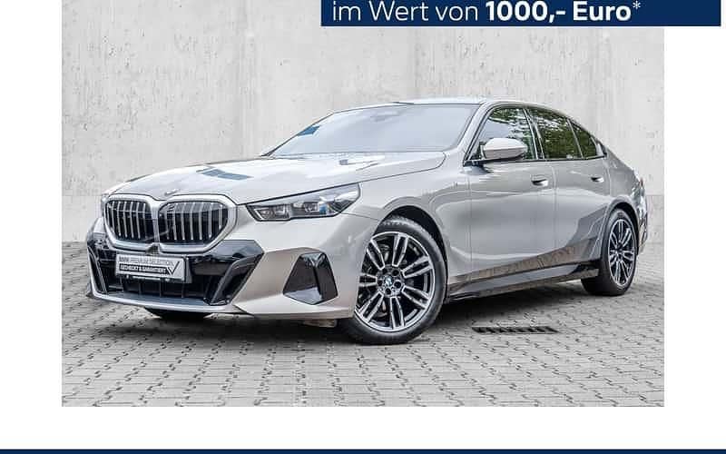 Grau Gebraucht 2024 BMW 520 Comfort Edition Limousine | 51.480 € (Fairer Preis) - Bild 1/4