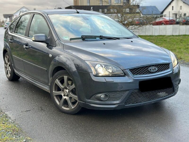 Grau Gebraucht 2007 Ford Focus Titanium Limousine | 1.490 € (Superpreis) - Bild 1/4