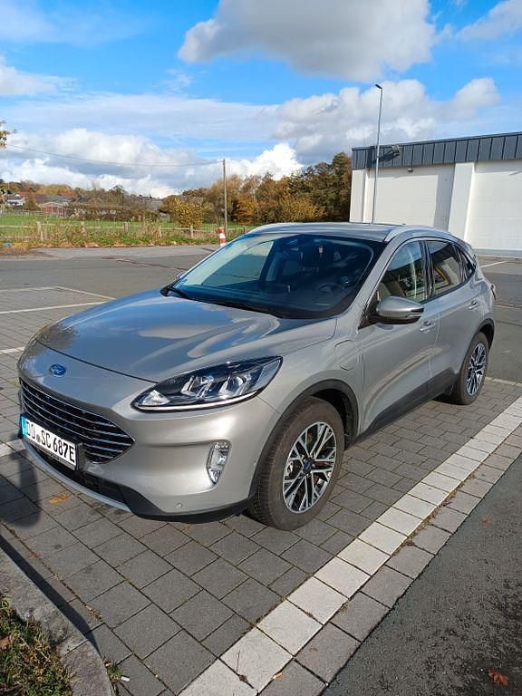 Grau Gebraucht 2021 Ford Kuga Titanium SUV | 22.500 € (Superpreis) - Bild 1/4